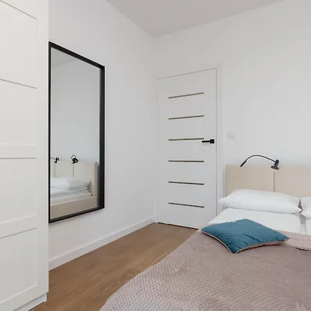 Family In With Parking And Playground By Renters Apartment *